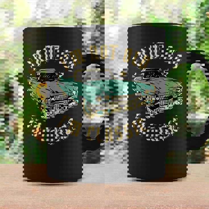 私は年をとっていない私はクラシックで面白い車のデザインです コーヒーマグ ギフトのアイデア