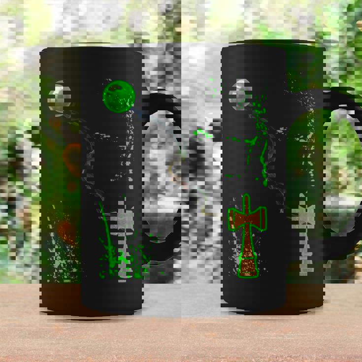 緑のスプレーの木のけん玉を渡ってガラスの球体に煙の波 コーヒーマグ ギフトのアイデア