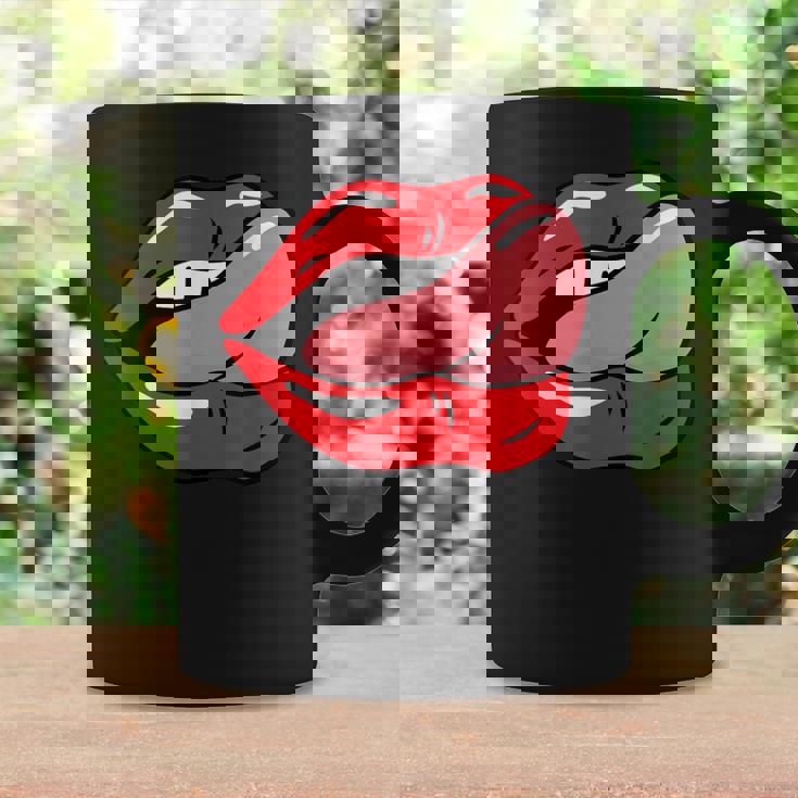赤い唇を舐めるロックンロールグラフィック。 コーヒーマグ ギフトのアイデア