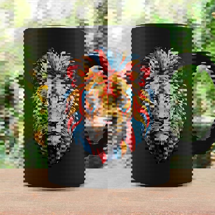 雄大なライオンヘッド 赤、黄、青の芸術的なたてがみ コーヒーマグ ギフトのアイデア