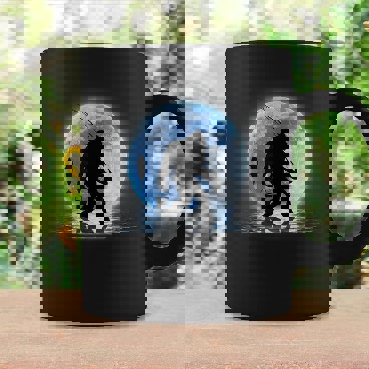 面白いtシャツ 釣りバカ 青い月と釣り人 メンズ おもしろ 面白い 服 オリジナル 海釣り 川釣り ビッグフット ネタ コーヒーマグ ギフトのアイデア