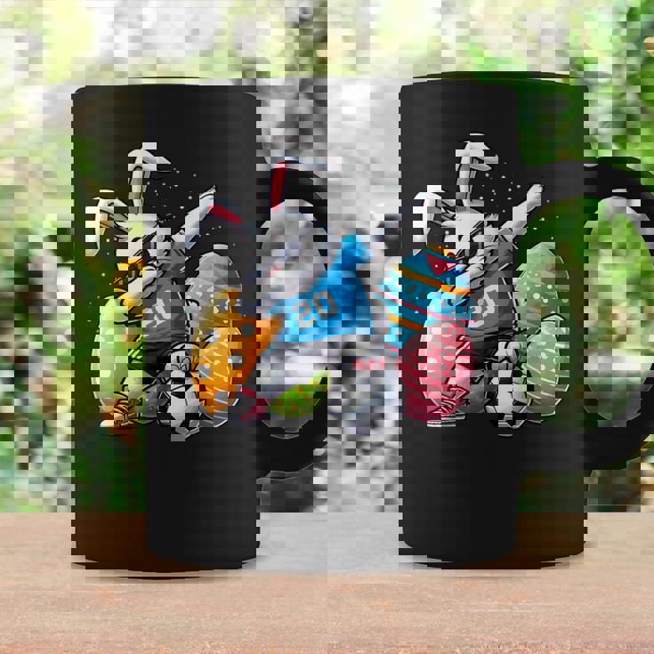 面白いイースターバニーとサッカーボールで軽くたたくイースターバニー。 コーヒーマグ ギフトのアイデア