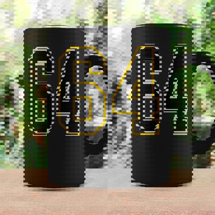黒と黄色のカレッジスポーツスタイルの64番。 コーヒーマグ ギフトのアイデア