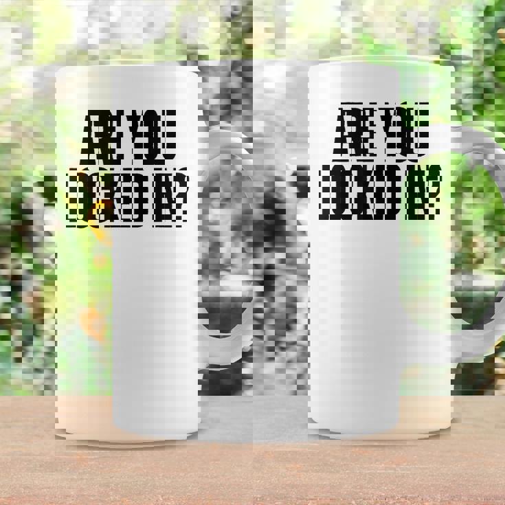 Are You Locked In モチベーションを高めるオールキャップブラックテキストデザイン コーヒーマグ ギフトのアイデア