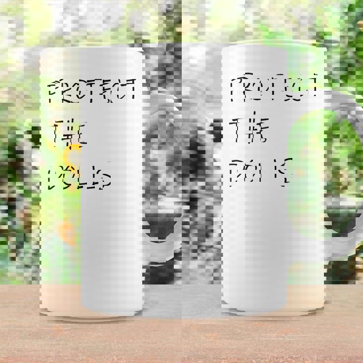 Protect The Dolls。 コーヒーマグ ギフトのアイデア