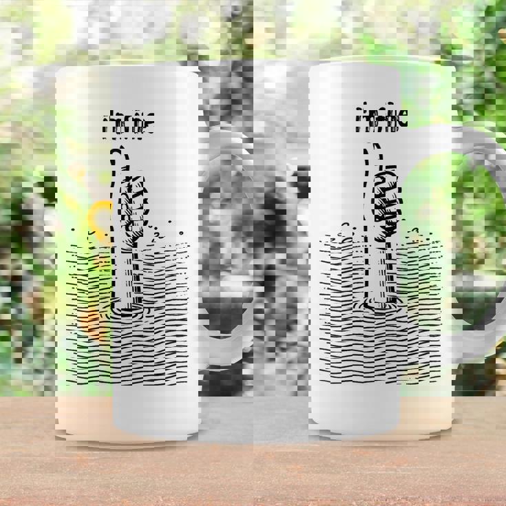 I'm Fine Thumbs Drowning Up メンズ レディース 皮肉なユーモア ジョーク コーヒーマグ ギフトのアイデア