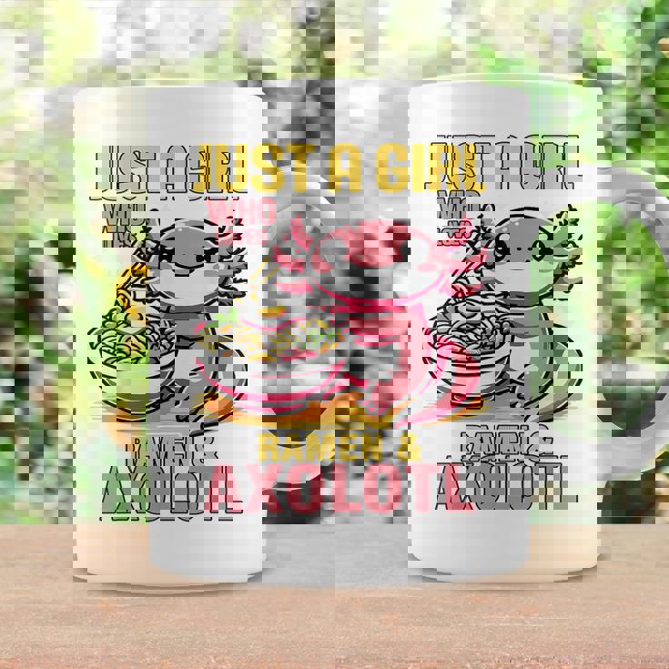 Just A Girl Who Loves Ramen And Axolotl Pink Kawaii Axolotl コーヒーマグ ギフトのアイデア