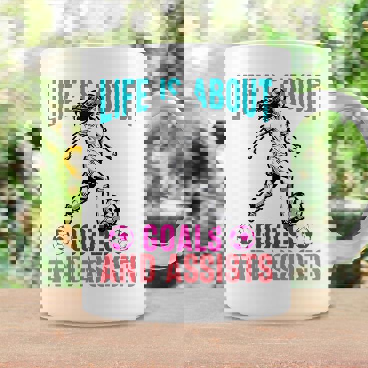 Life's About Goals And Assists サッカー 面白いサッカー選手 コーヒーマグ ギフトのアイデア