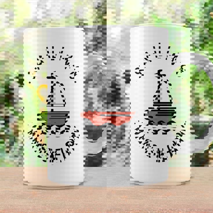 Sailing Makes Me Happy レッド ヨット コーヒーマグ ギフトのアイデア