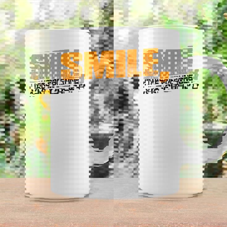 Smile It Makes People Wonder What You're Up To コーヒーマグ ギフトのアイデア