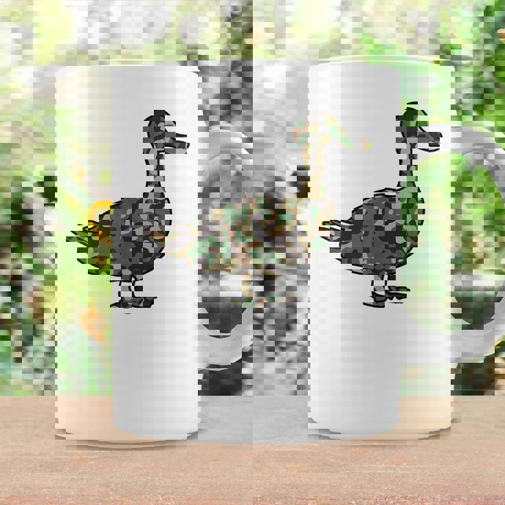 「鴨フラージュ」かも カモフラージュ 迷彩 ダジャレ 駄洒落 動物 鳥 カモ 鳧 カムフラージュ 兵士 軍隊 軍人 国防 コーヒーマグ ギフトのアイデア