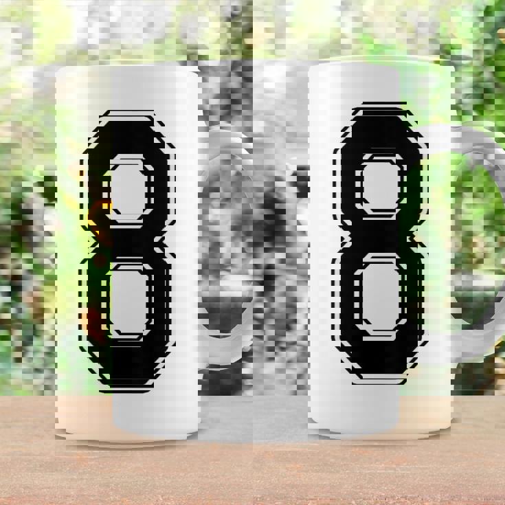 【バックプリント・背中側】8 数字 背番号 ユニフォーム ナンバー【ブラック／黒 の文字】スポーツ 練習着 部活 コーヒーマグ ギフトのアイデア