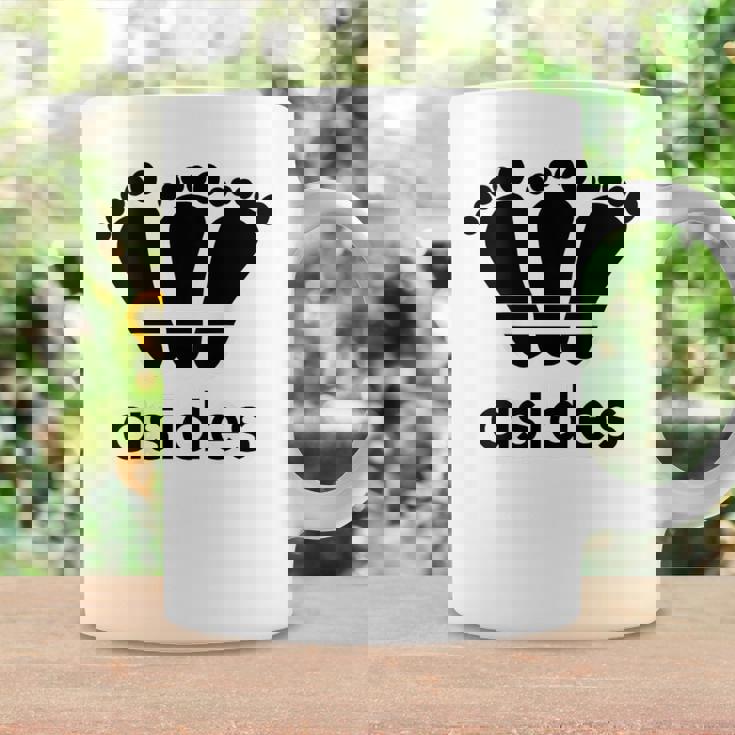 【バックプリント・背中側】アシデス Asides 足です。【変なデザイン屋さん】スポーツ ブランド パロディ 面白 コーヒーマグ ギフトのアイデア