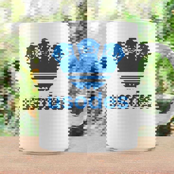 【バックプリント・背中側】ウソデス Usodes かわうそです。《ブルー 青》スポーツ ブランド パロディ 面白い コーヒーマグ ギフトのアイデア