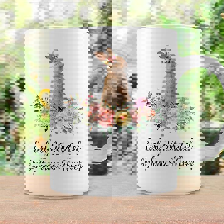 うさぎと花に気が散りやすい ウサギ かわいいウサギ コーヒーマグ ギフトのアイデア