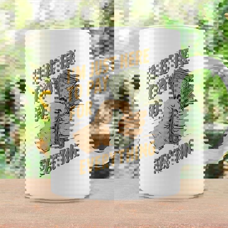 おもしろいママとパパが払うもの全部払うためにここに来たんだ コーヒーマグ ギフトのアイデア