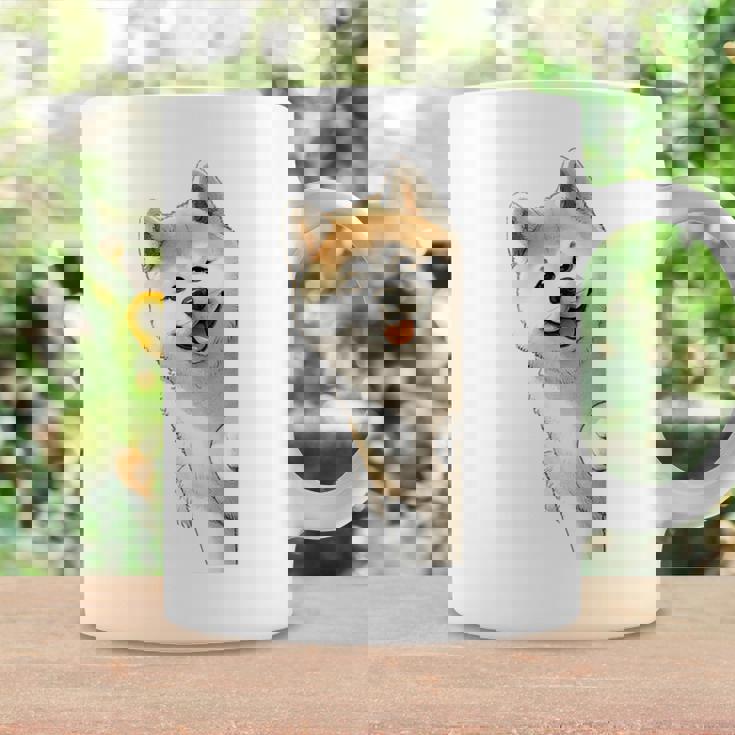 かわいい日本の秋田犬が角をのぞく犬好き。 コーヒーマグ ギフトのアイデア