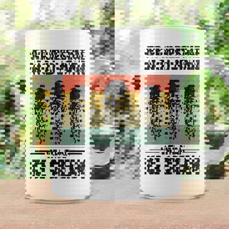 アイスクリームを持った老婆を決して過小評価しない コーヒーマグ ギフトのアイデア