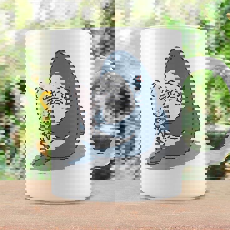 イカを噛み切ることができないサメ コーヒーマグ ギフトのアイデア