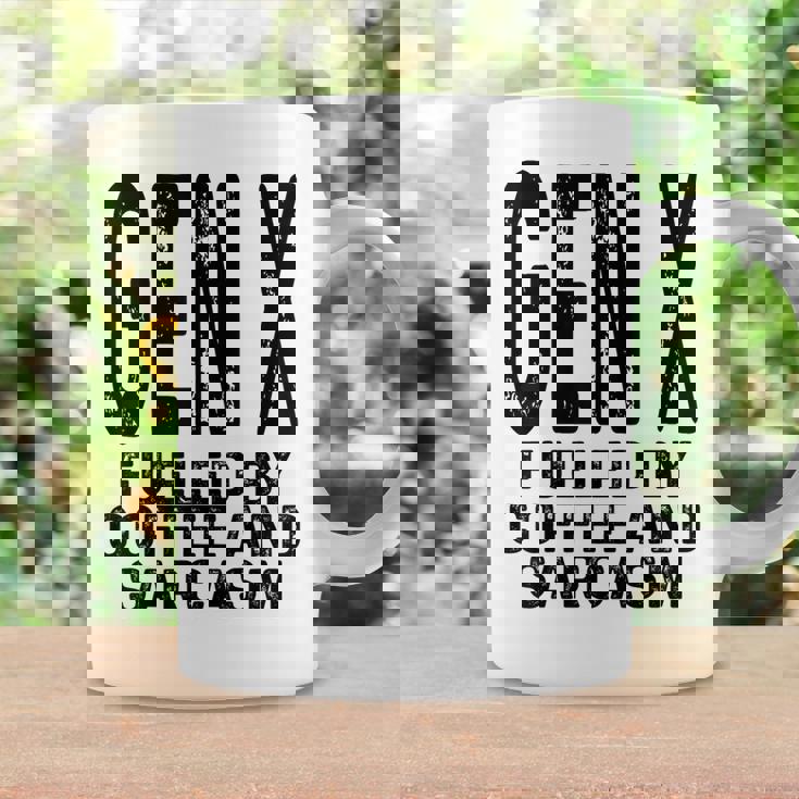 コーヒーと皮肉なユーモアに刺激された面白いジェネレーションx Gen X コーヒーマグ ギフトのアイデア