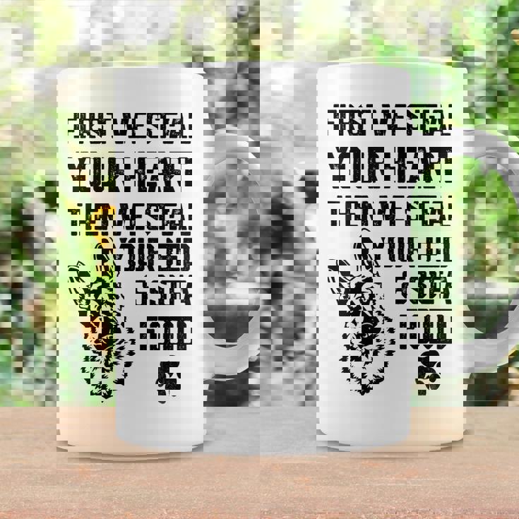 ジャーマン・シェパードはあなたの心を盗みますあなたのベッドとソファを盗みます コーヒーマグ ギフトのアイデア