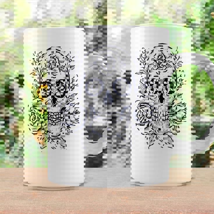 スカルと花の伝統的なタトゥースタイル コーヒーマグ ギフトのアイデア