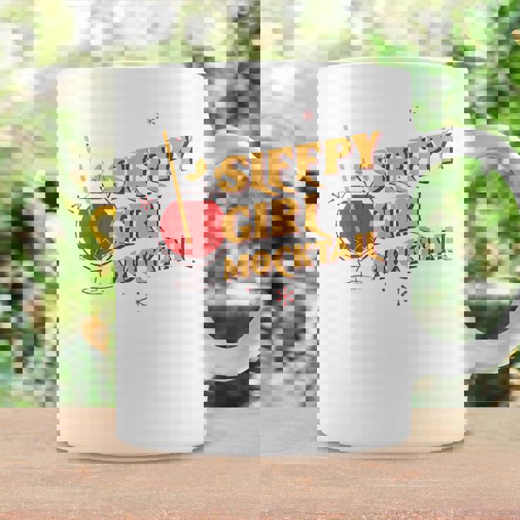 スリーピーガール モクテルクラブ レトロ ウェルネス キュート ファッショントレンド コーヒーマグ ギフトのアイデア