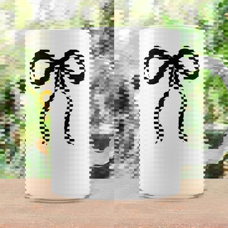 タンサンドベージュにかわいいブラックリボンリボンの美的 コーヒーマグ ギフトのアイデア