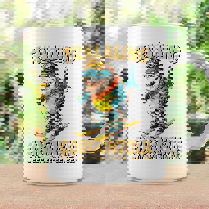 トララリーノ・ゴルゴンゾーラ – トララレロチーズミッションのスキーシャーク。 長袖tシャツ コーヒーマグ ギフトのアイデア