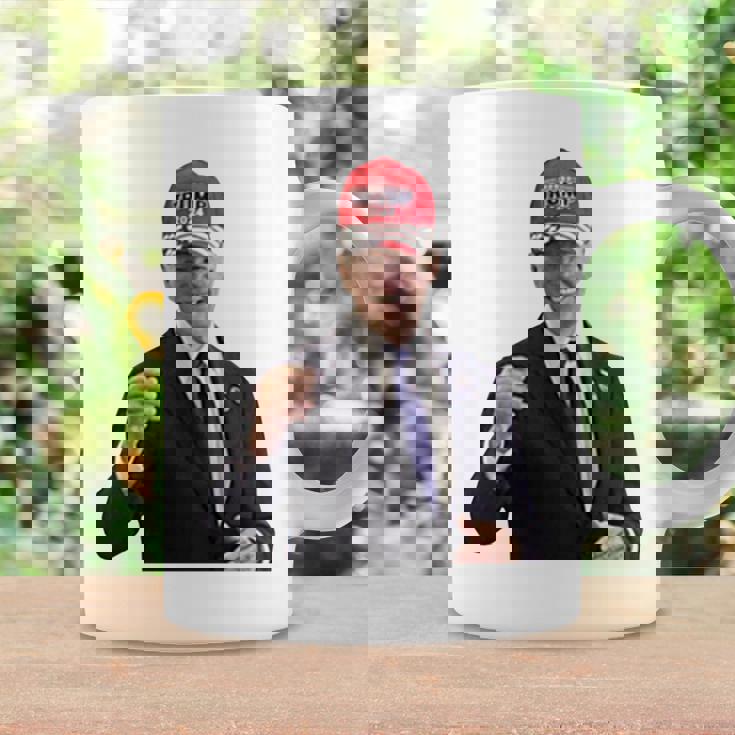 トランプの帽子をかぶったバイデンの陽気なグラフィック 長袖tシャツ コーヒーマグ ギフトのアイデア