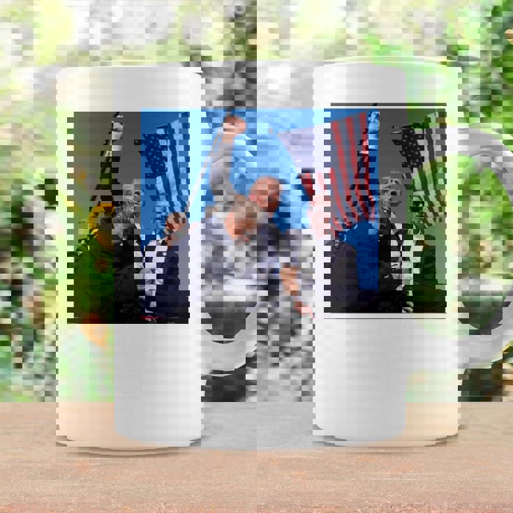 トランプ大統領のために祈り、決して降伏しない、神の祝福トランプ。 長袖tシャツ コーヒーマグ ギフトのアイデア