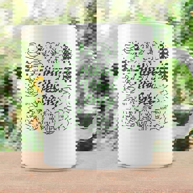 ハイキング バイブスオンリー 自然 落書き アート ミニマリスト 森林愛好家 コーヒーマグ ギフトのアイデア