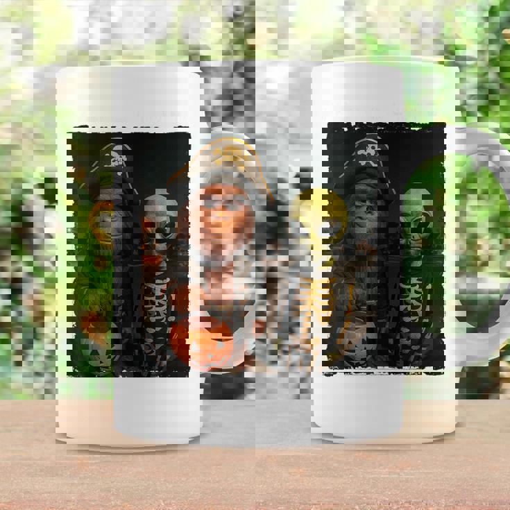 ビッグフットエイリアン 面白い ハロウィン トリック ドア カメラビュー コーヒーマグ ギフトのアイデア