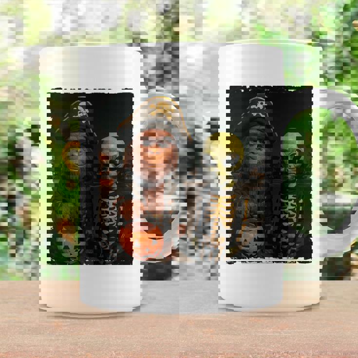 ビッグフットエイリアン 面白い ハロウィン トリック ドア カメラビュー 長袖tシャツ コーヒーマグ ギフトのアイデア