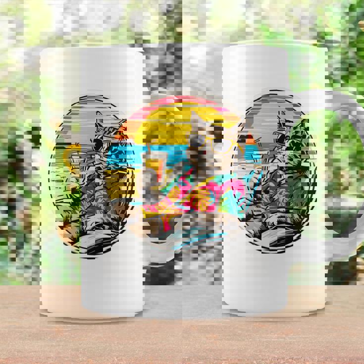 ビーチでドリンクを飲みながらリラックスできるレトロなヴィンテージクールな猫 長袖tシャツ コーヒーマグ ギフトのアイデア