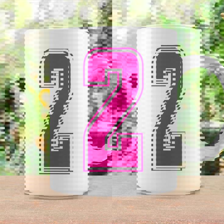 ピンク色背番号 2 チーム短大スポーツピンク色背番号付きユニフォーム コーヒーマグ ギフトのアイデア