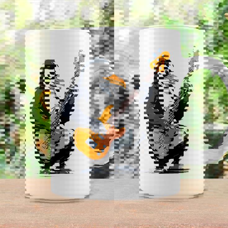 ベースギターを弾くペンギン ペンギン コーヒーマグ ギフトのアイデア