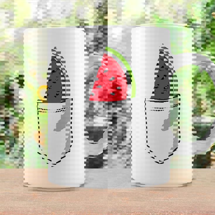 ポケットに入ったスイカのポケットプリントの面白いスイカ。 コーヒーマグ ギフトのアイデア