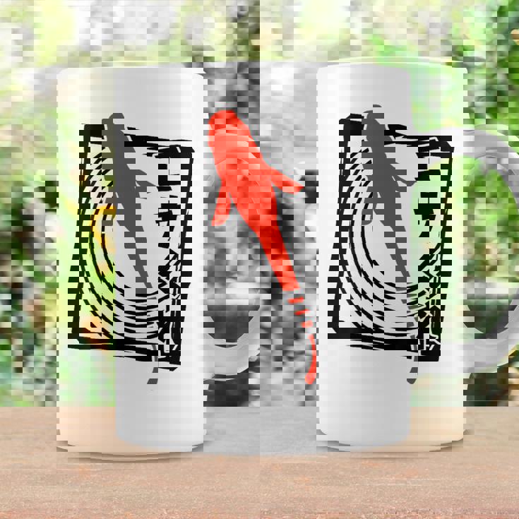 メダカ：ハンコスタンプデザインで描かれたメダカはエサを欲す。 コーヒーマグ ギフトのアイデア