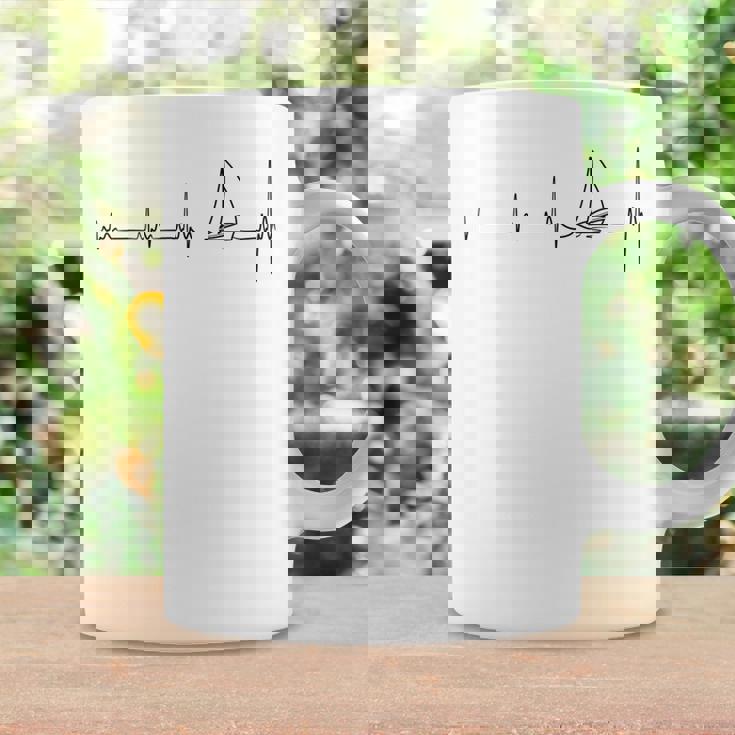 ヨットのハートビートグラフィック コーヒーマグ ギフトのアイデア