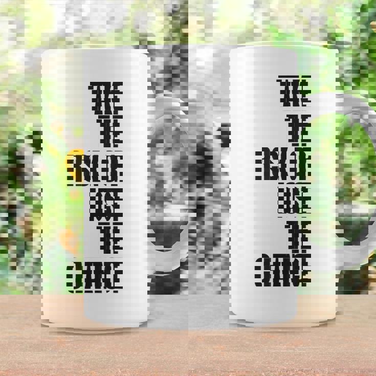 リスクを取るか、チャンスを失うか大胆なモチベーションウェア。 コーヒーマグ ギフトのアイデア