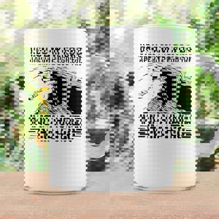 レコード屋に閉じ込められたビニールレコードを救出する コーヒーマグ ギフトのアイデア