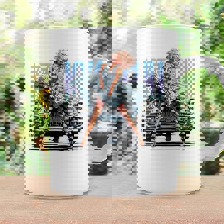 強風ピンナップガールとオールドアメ車のバックプリント コーヒーマグ ギフトのアイデア