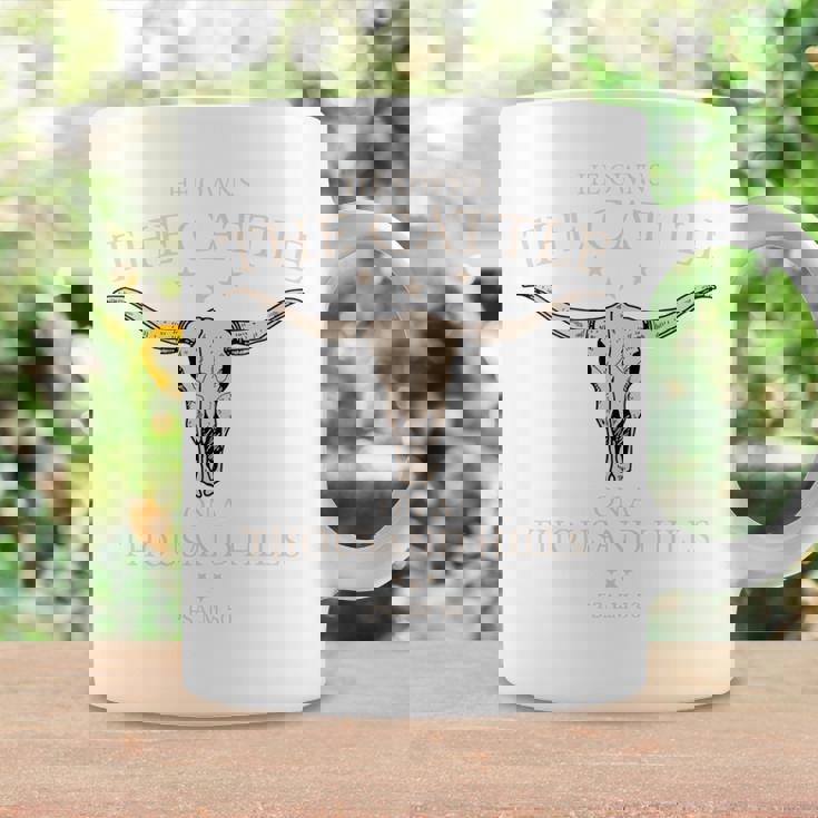 彼はザ・キャトル・オン・ア・サウザンド・ヒルズのクリスチャン・カウ・フェイス 長袖tシャツ コーヒーマグ ギフトのアイデア