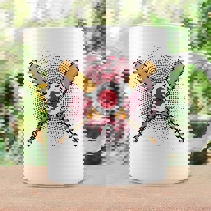 日本のクリケットラケットとボールの旗 長袖tシャツ コーヒーマグ ギフトのアイデア