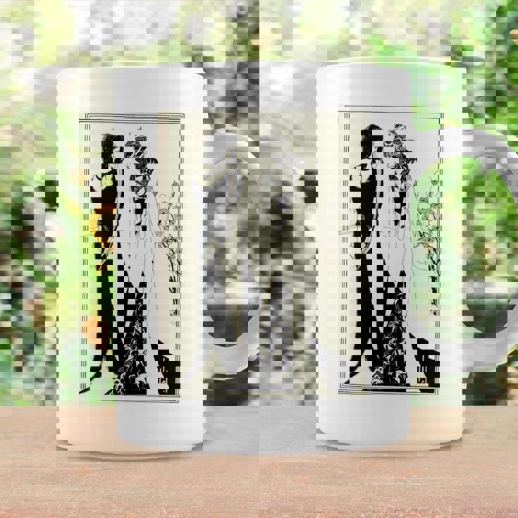 母とサロメ、オーブリー・ビアズリーによるヘロディアス1894 長袖tシャツ コーヒーマグ ギフトのアイデア