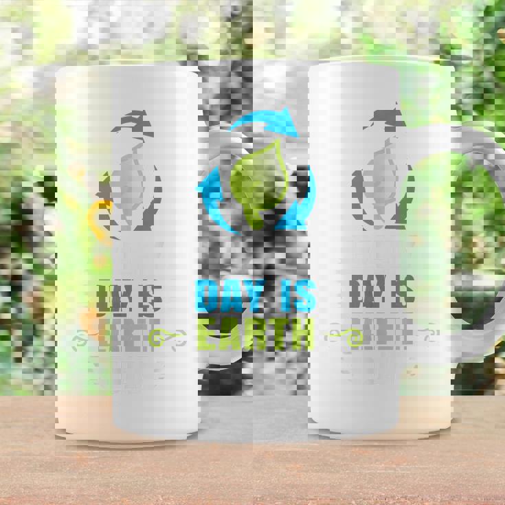 毎日のハッピーアースデイtシャツはアースデイのリサイクルです コーヒーマグ ギフトのアイデア