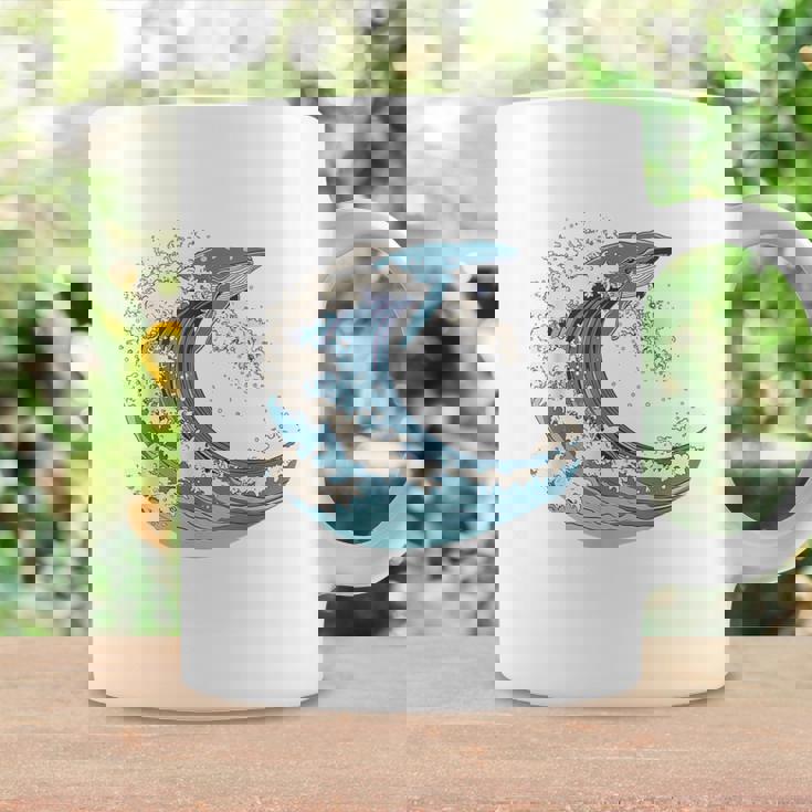 海の波から現れる芸術的なクジラ コーヒーマグ ギフトのアイデア