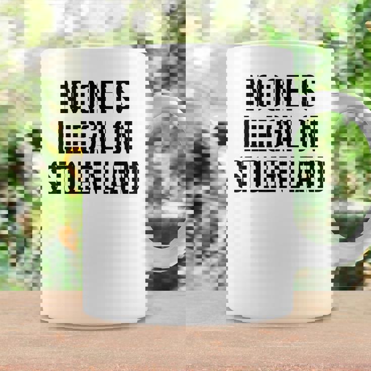 盗まれた土地では誰も違法ではない コーヒーマグ ギフトのアイデア