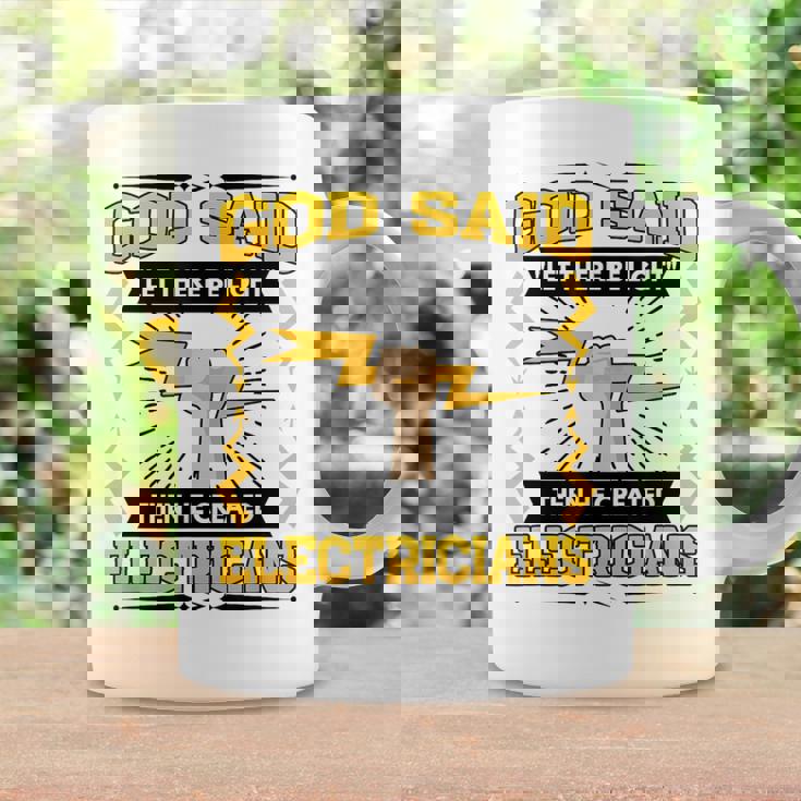 神は「光あれ」と言われてから、電気技師を創られた コーヒーマグ ギフトのアイデア